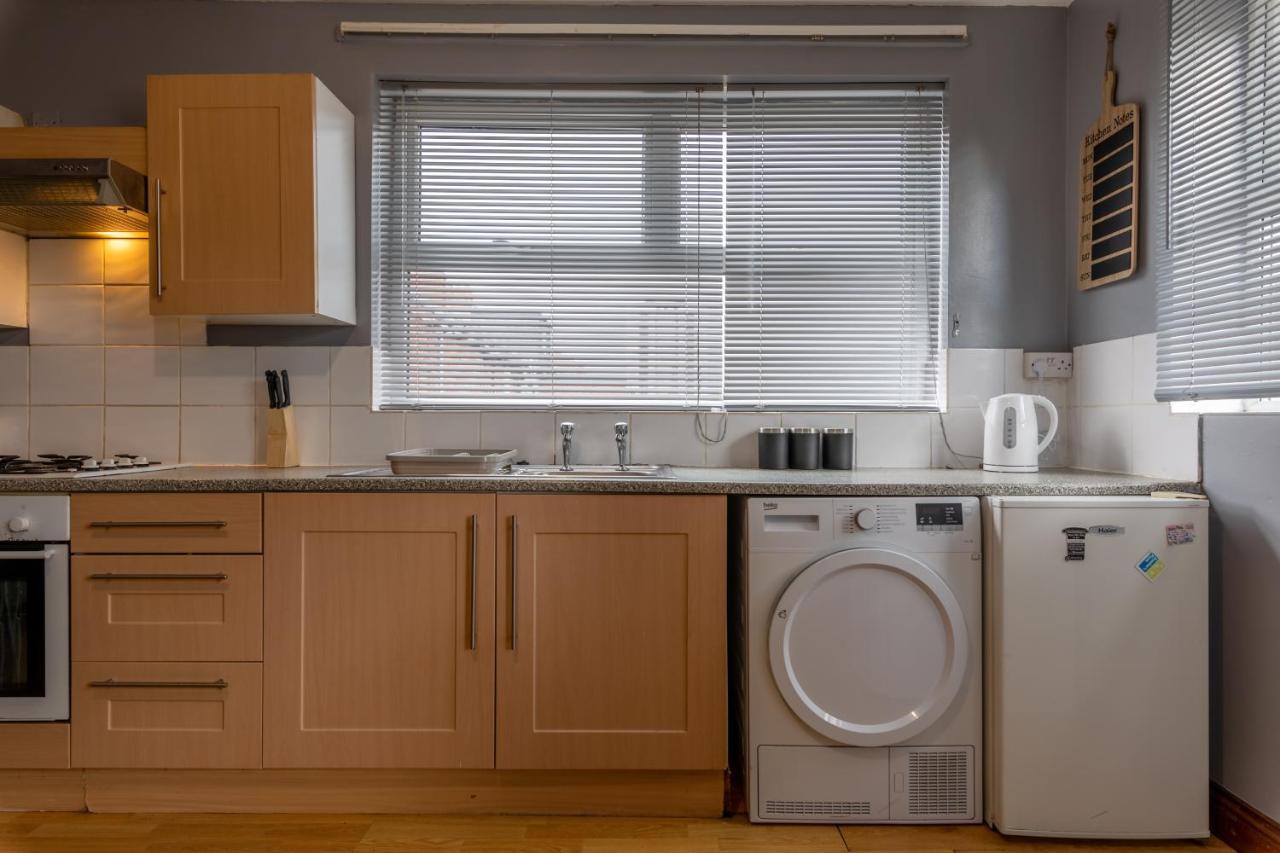 City Centre Super Spacious Free Parking And Wi Fi Apartment *