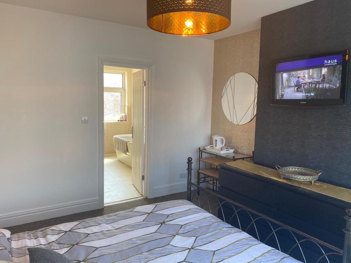 Beautifully Presented 6 Bed 5 & A Half Bath House