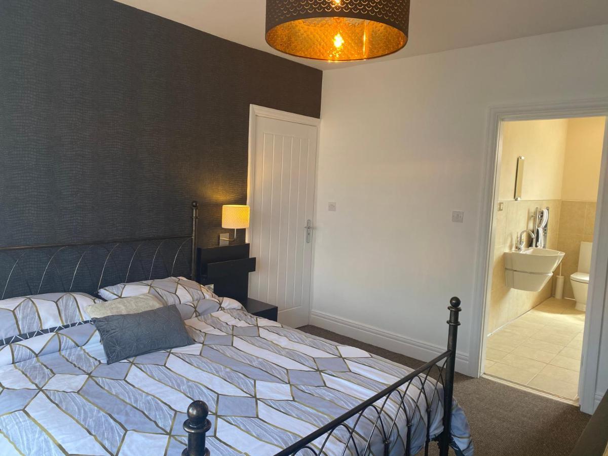 Beautifully Presented 6 Bed 5 & A Half Bath House Holiday home
