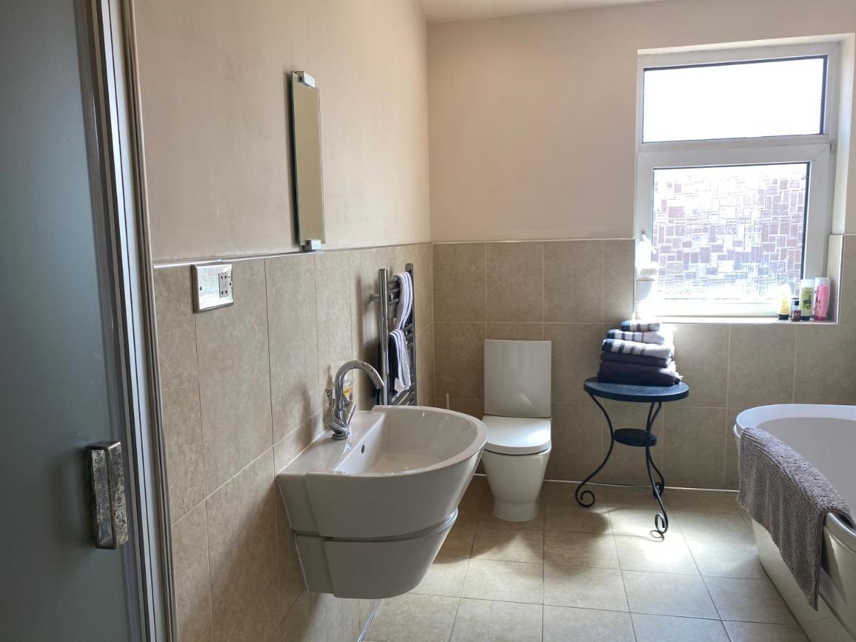 Beautifully Presented 6 Bed 5 & A Half Bath House Holiday home