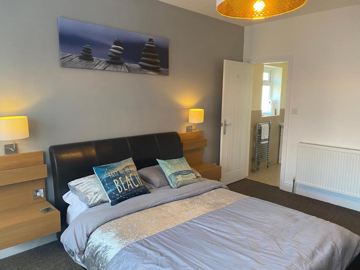 Beautifully Presented 6 Bed 5 & A Half Bath House