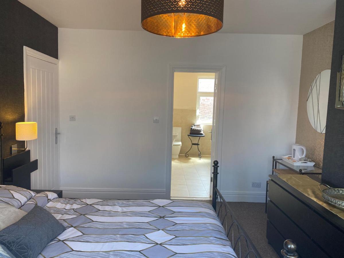 Beautifully Presented 6 Bed 5 & A Half Bath House Holiday home *