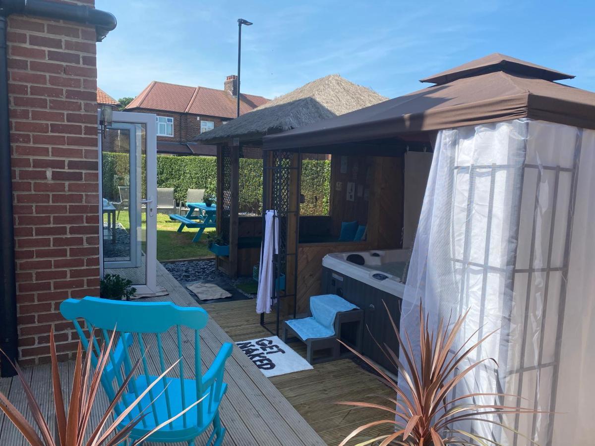 Beautifully Presented 6 Bed 5 & A Half Bath House *