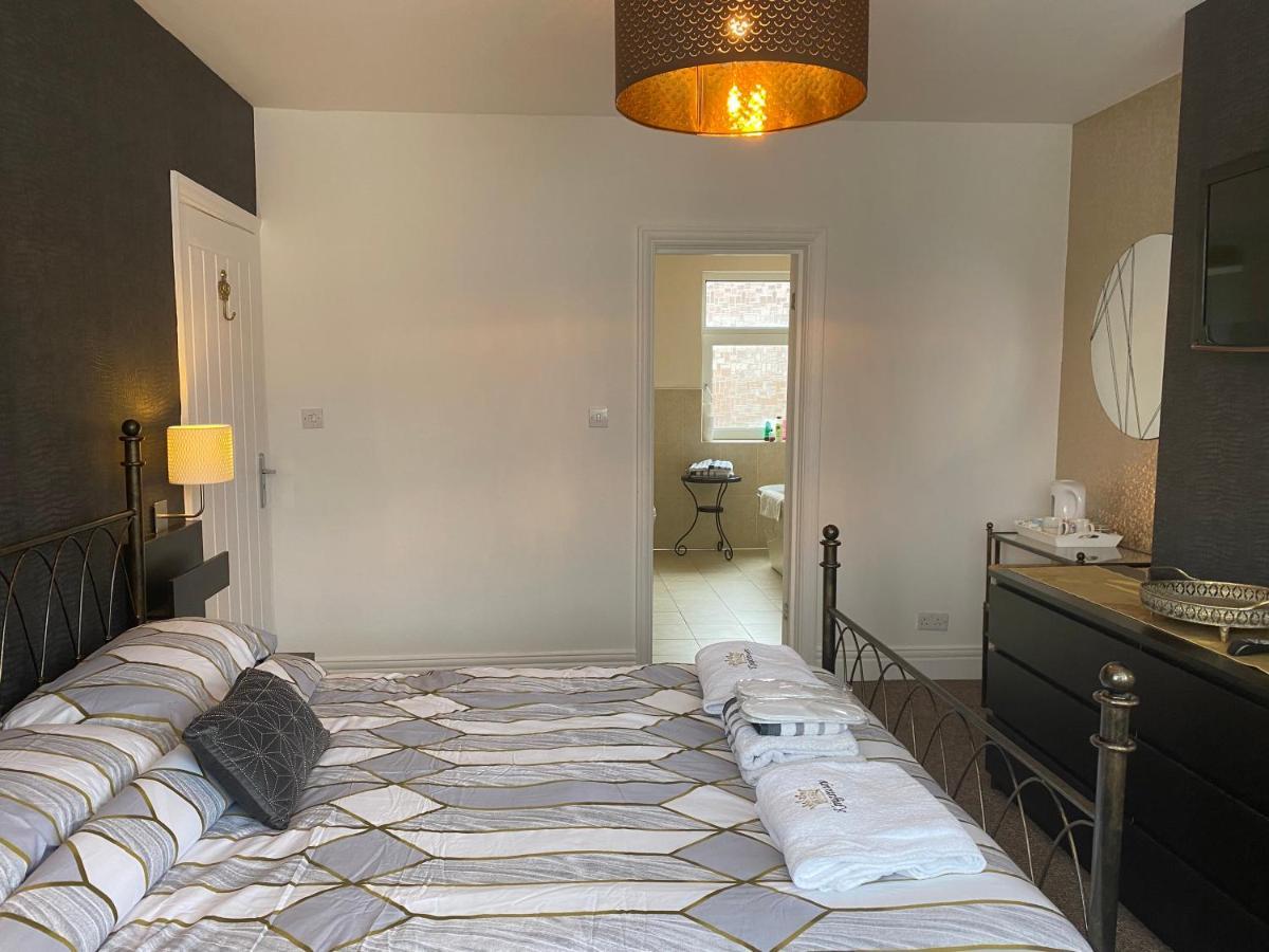 Holiday home Beautifully Presented 6 Bed 5 & A Half Bath House
