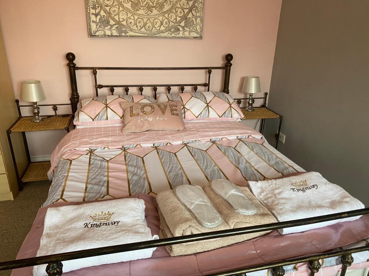 Holiday home Beautifully Presented 6 Bed 5 & A Half Bath House