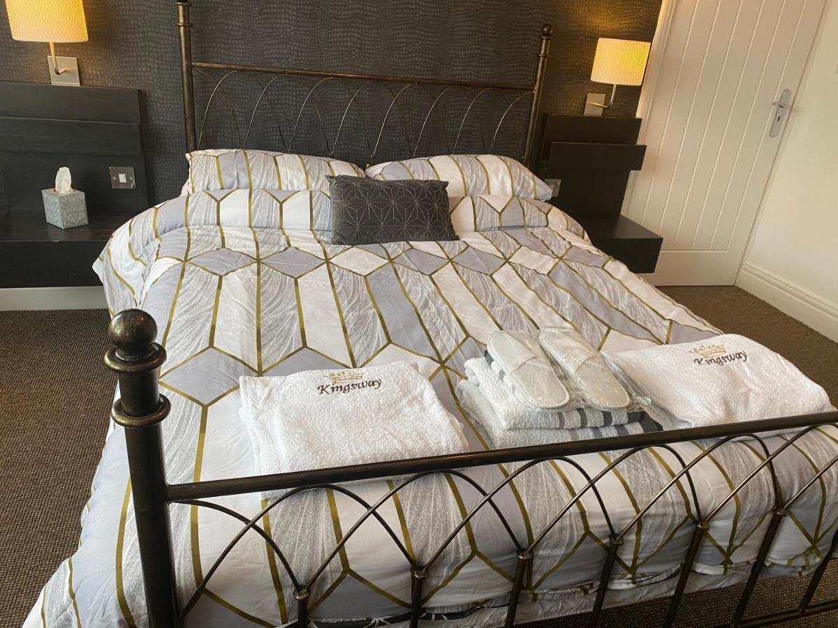 Holiday home Beautifully Presented 6 Bed 5 & A Half Bath House