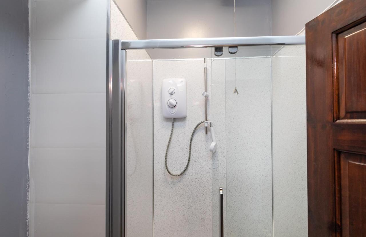 City Centre Super Spacious Free Parking And Wi Fi Apartment *