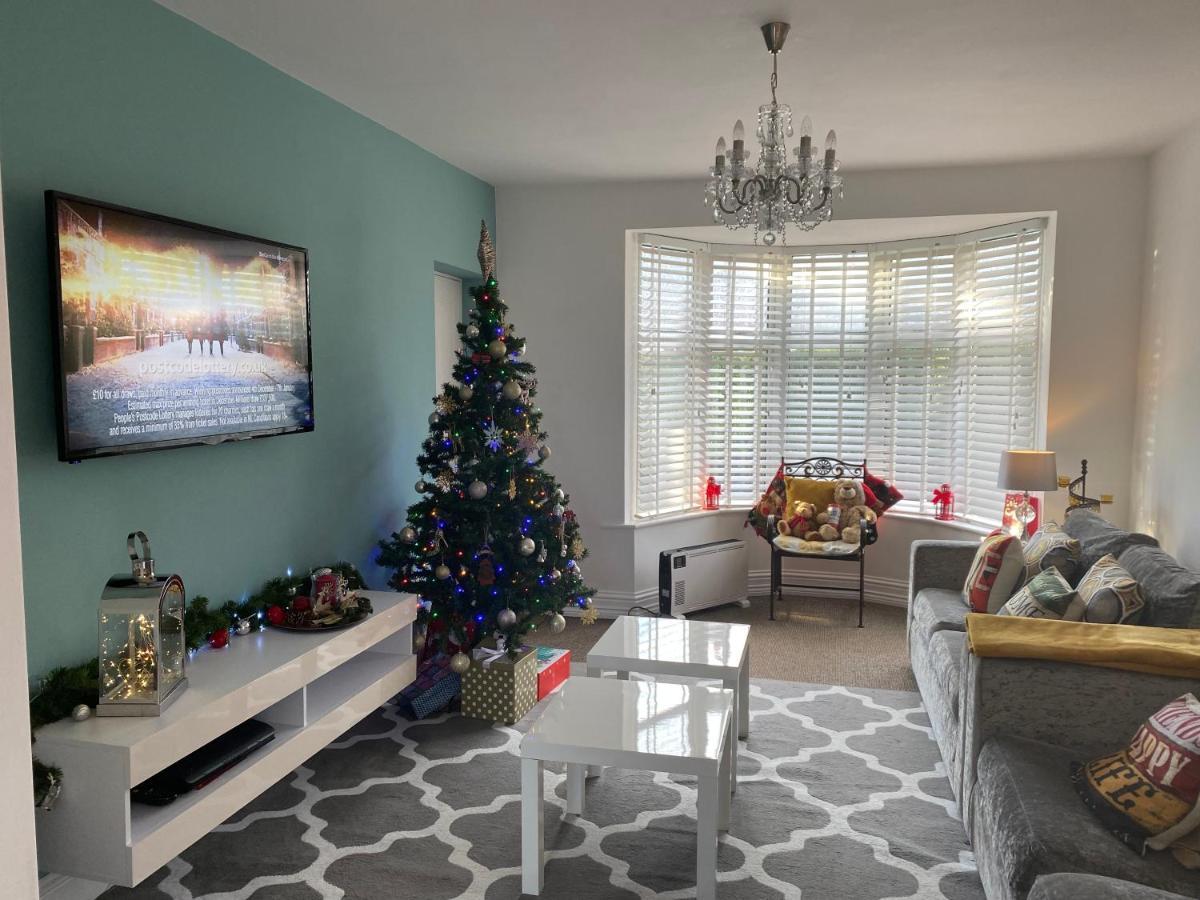 Beautifully Presented 6 Bed 5 & A Half Bath House *