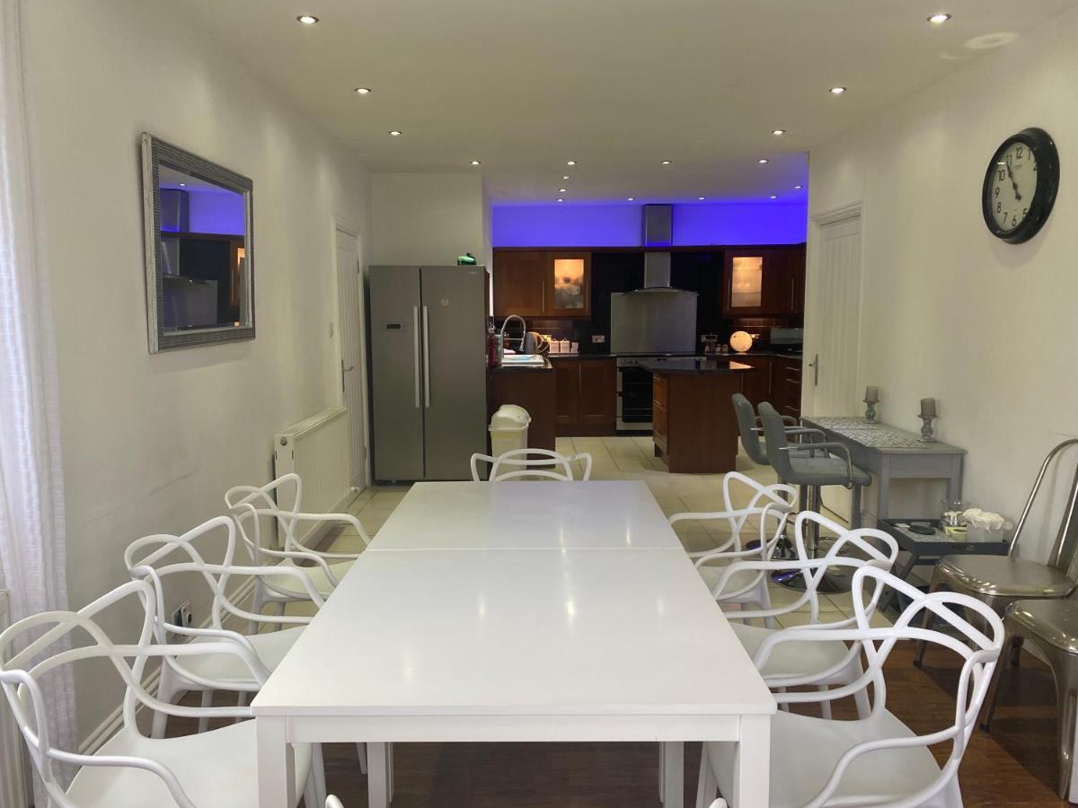 Beautifully Presented 6 Bed 5 & A Half Bath House *