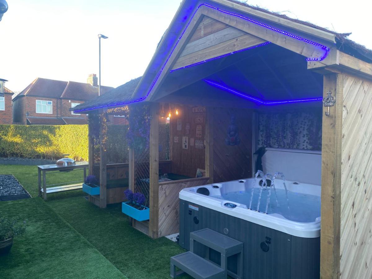 Beautifully Presented 6 Bed 5 & A Half Bath House Holiday home *