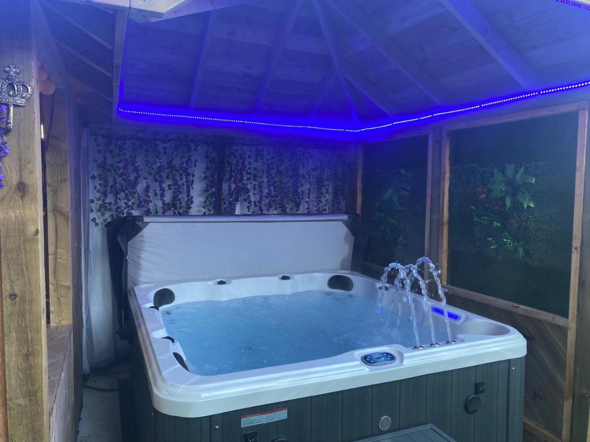 Beautifully Presented 6 Bed 5 & A Half Bath House Holiday home