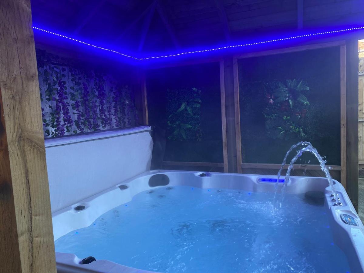 Beautifully Presented 6 Bed 5 & A Half Bath House Holiday home