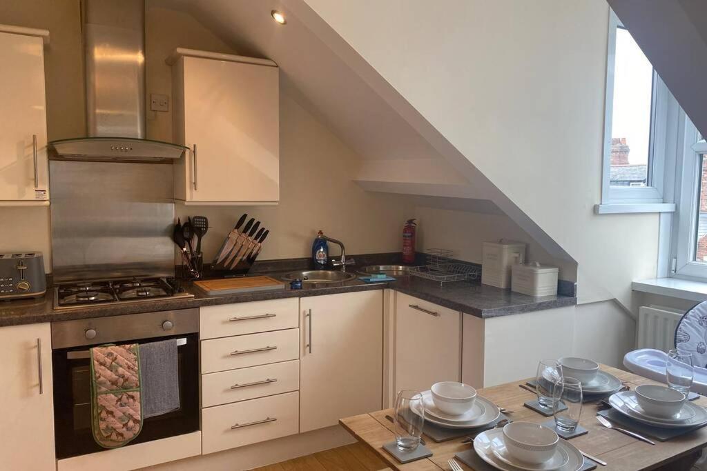 Upper 2 Bedroom In The Heart Of Jesmond Apartment