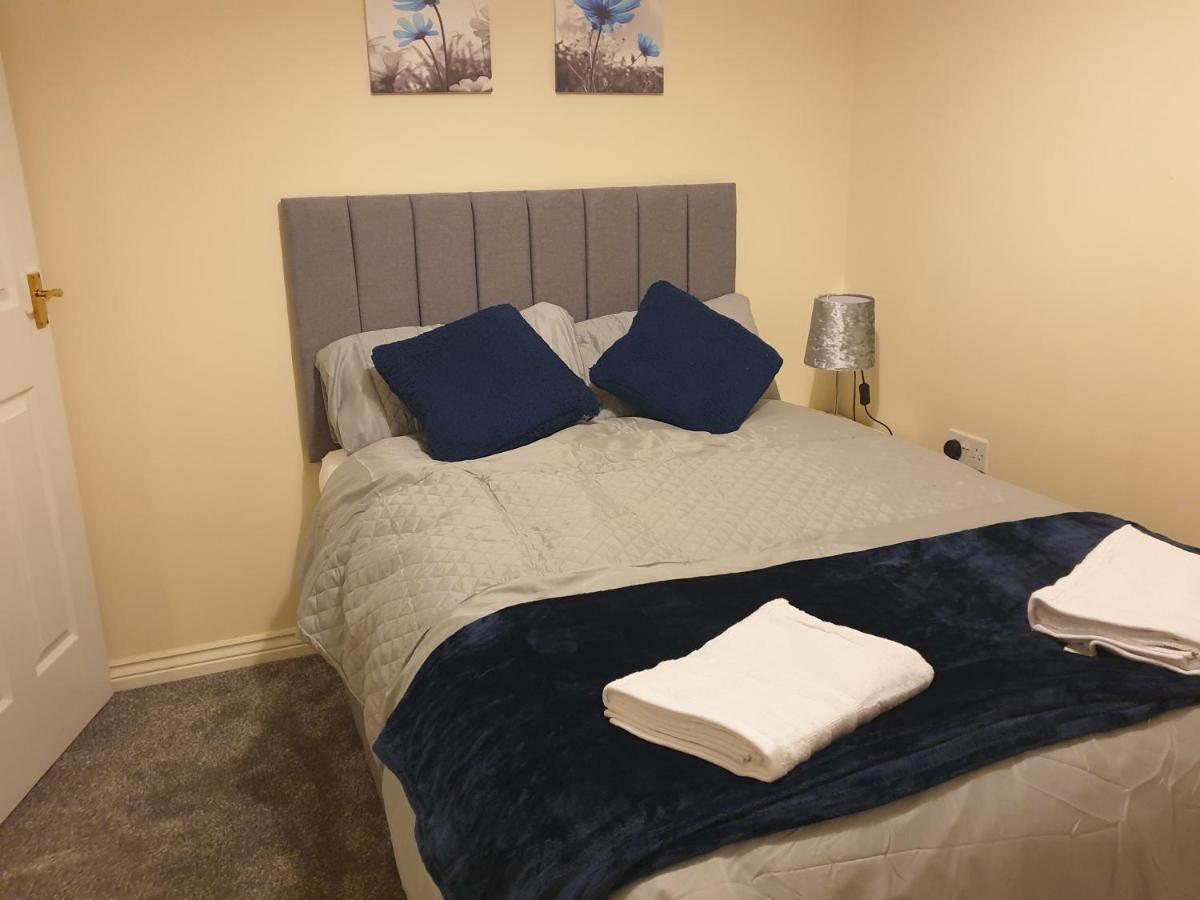 Cheerful 4 Bedroom Townhouse With Free Parking Apartment *