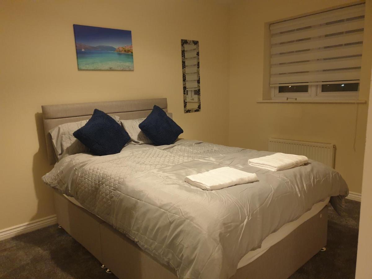 Cheerful 4 Bedroom Townhouse With Free Parking
