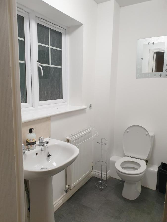 Apartment Cheerful 4 Bedroom Townhouse With Free Parking *