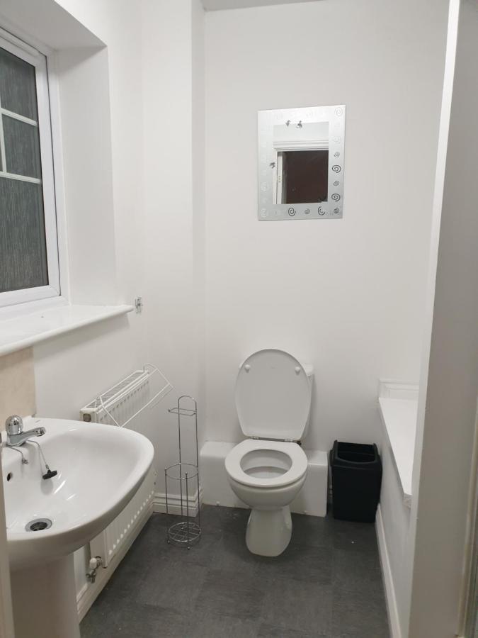 Apartment Cheerful 4 Bedroom Townhouse With Free Parking *