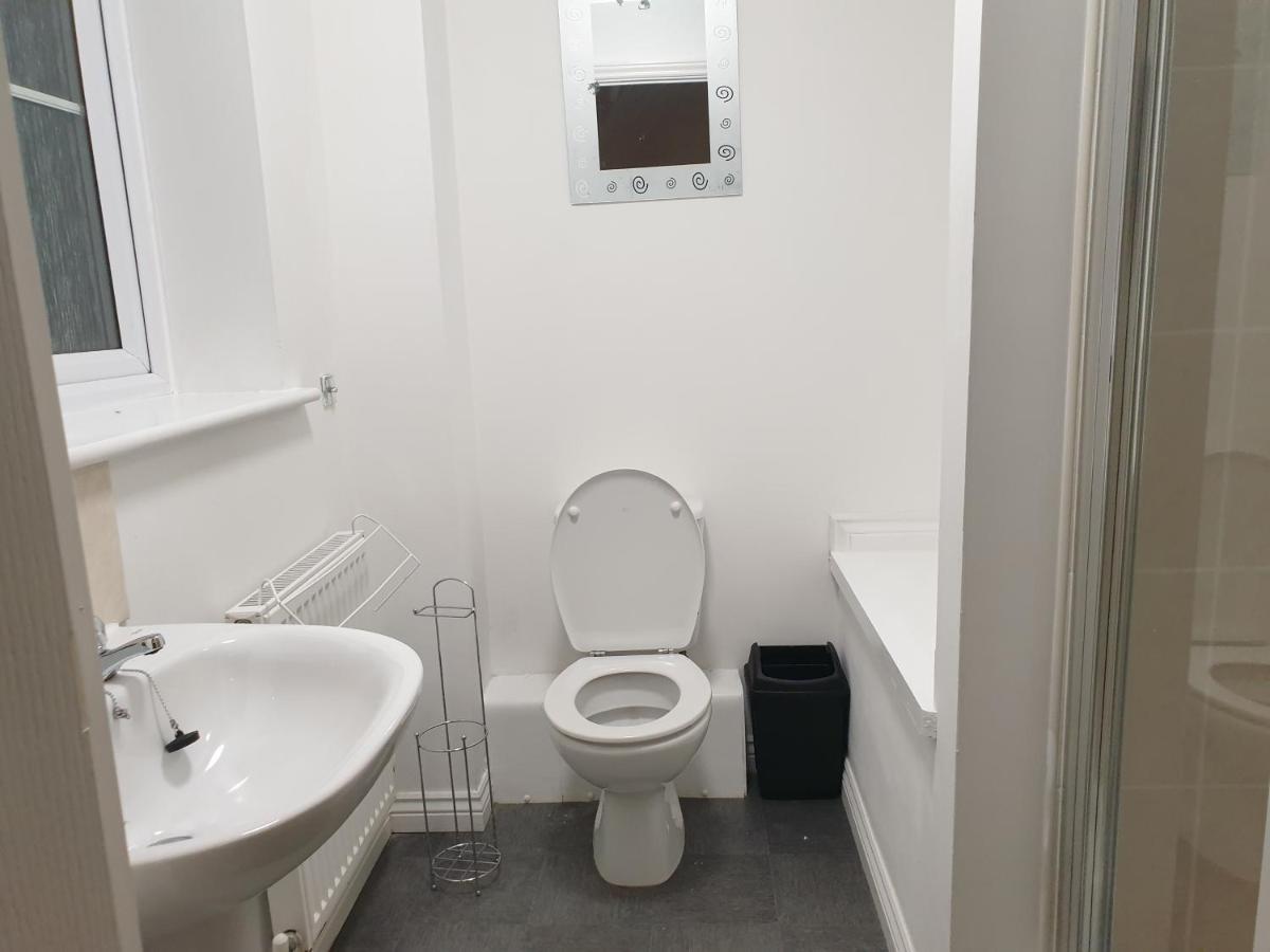 Apartment Cheerful 4 Bedroom Townhouse With Free Parking
