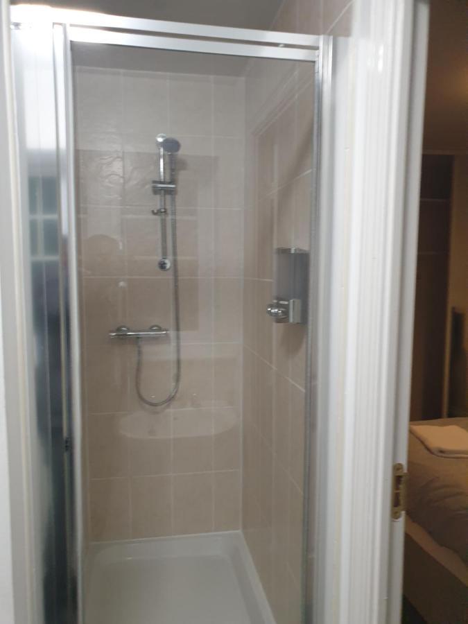 Cheerful 4 Bedroom Townhouse With Free Parking Apartment *