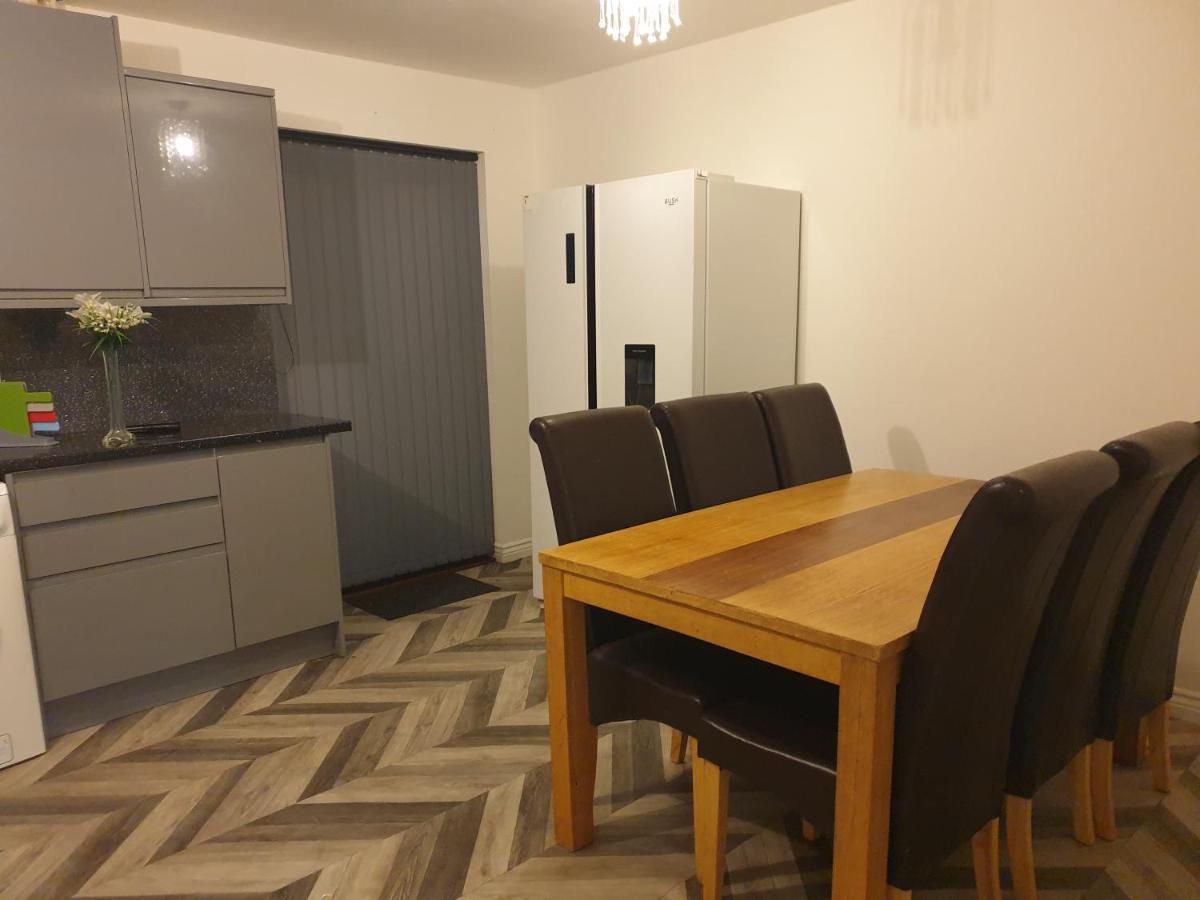 Cheerful 4 Bedroom Townhouse With Free Parking Apartment *