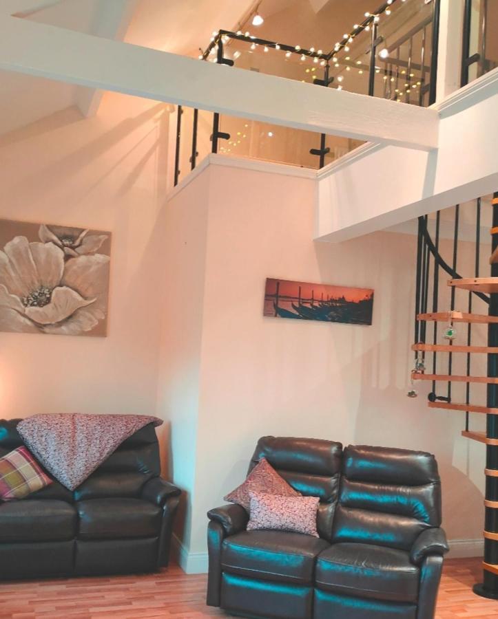 Beautiful Cozy 3 Bedroom 2 Bathroom Apartment *