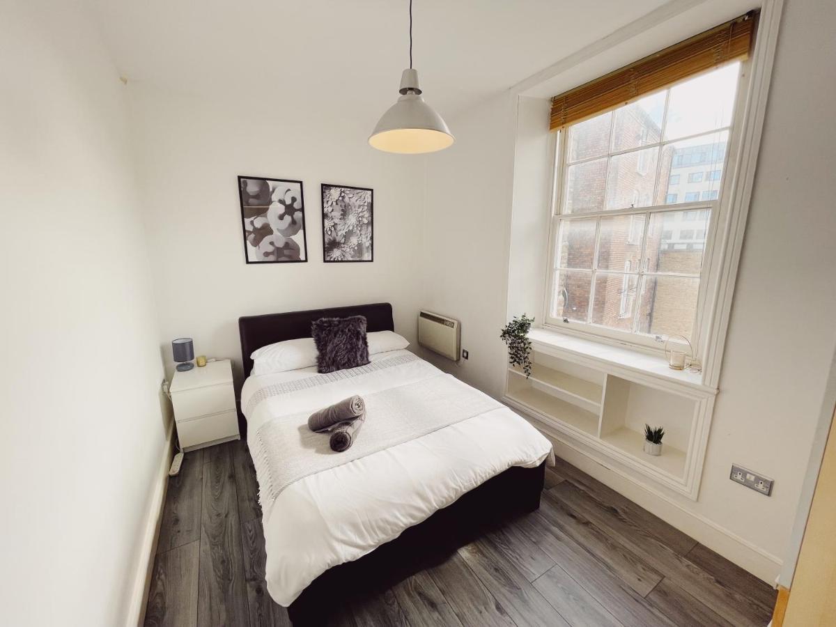 Centre, Two Bedroom, Sleeps 6 *