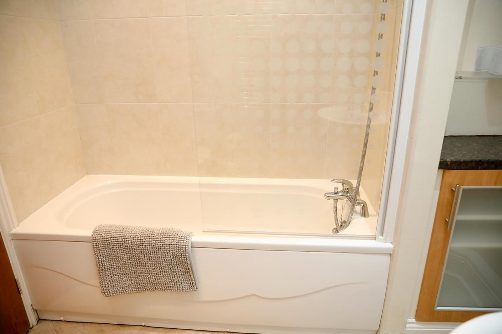 Apartment Beautiful Cozy 3 Bedroom 2 Bathroom *