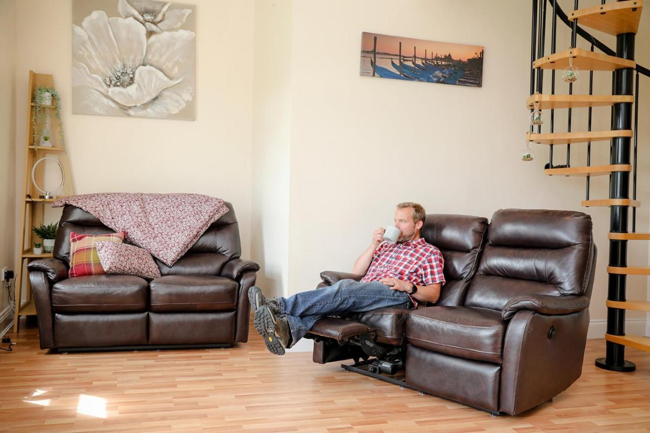 Beautiful Cozy 3 Bedroom 2 Bathroom Apartment *