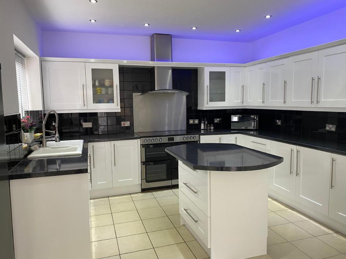 Holiday home Beautifully Presented 6 Bed 5 & A Half Bath House