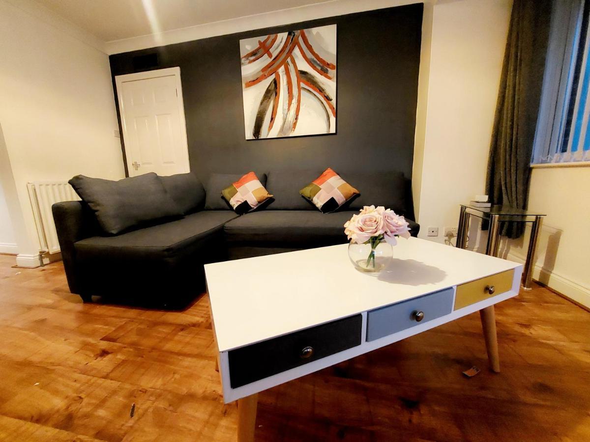 Lancaster House: Serviced 4-bed With Free Wi-fi And Parking