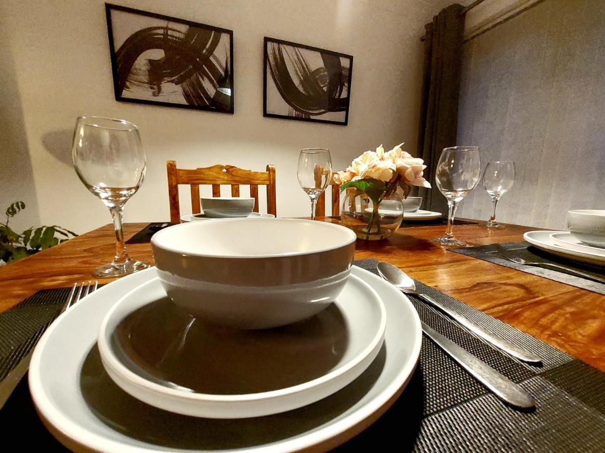 Apartment Lancaster House: Serviced 4-bed With Free Wi-fi And Parking