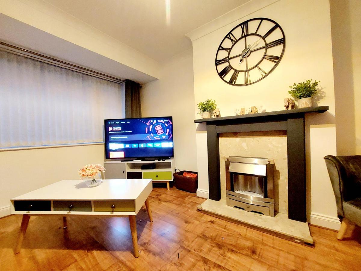 Lancaster House: Serviced 4-bed With Free Wi-fi And Parking Apartment *