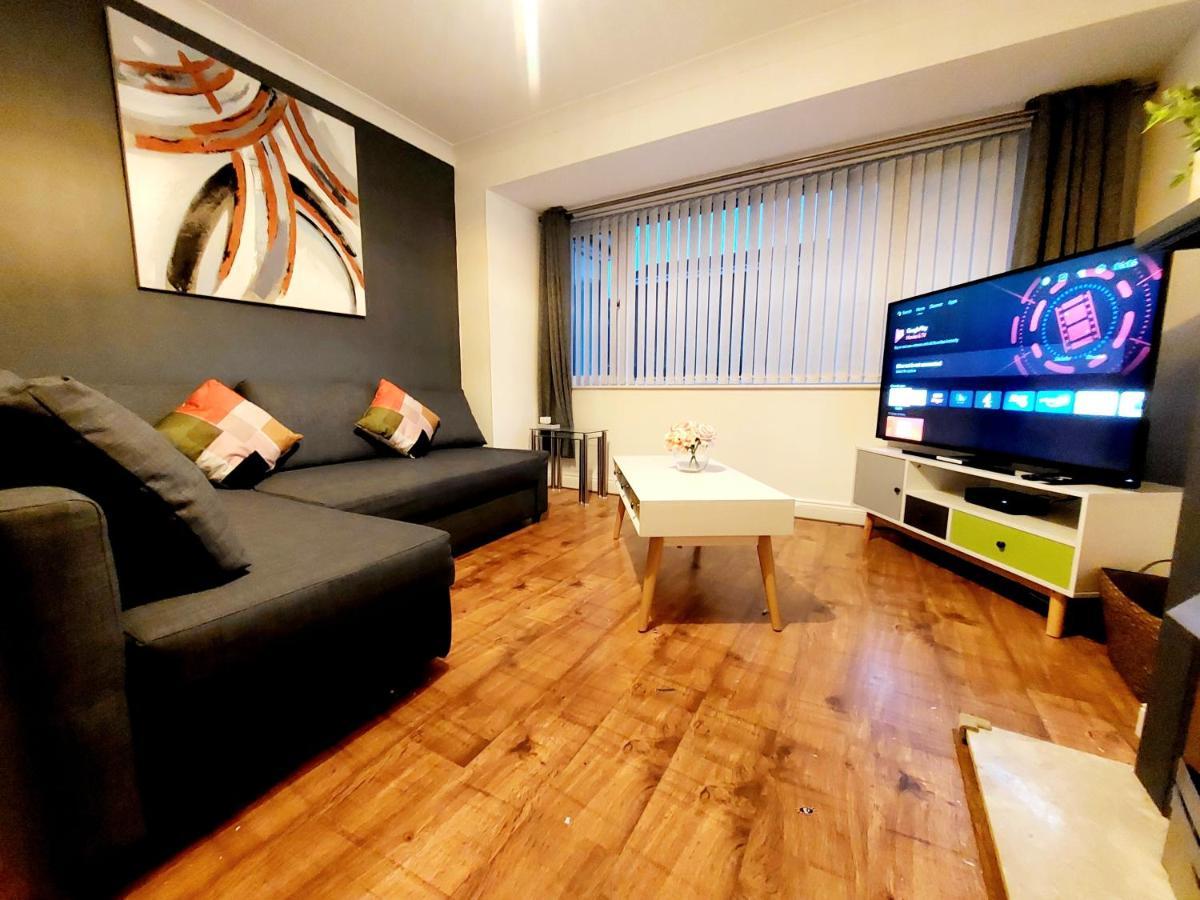 Apartment Lancaster House: Serviced 4-bed With Free Wi-fi And Parking *