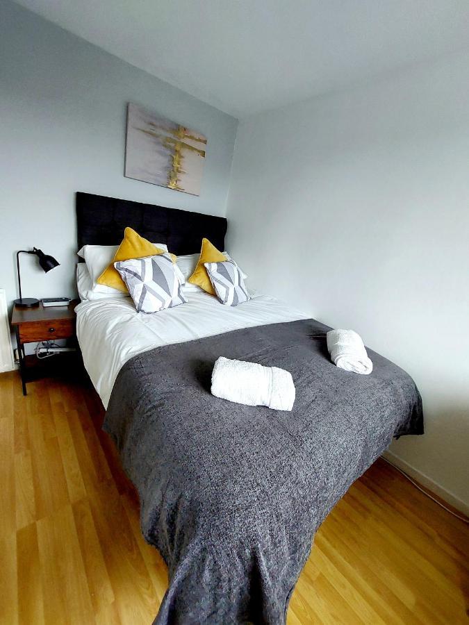 Lancaster House: Serviced 4-bed With Free Wi-fi And Parking