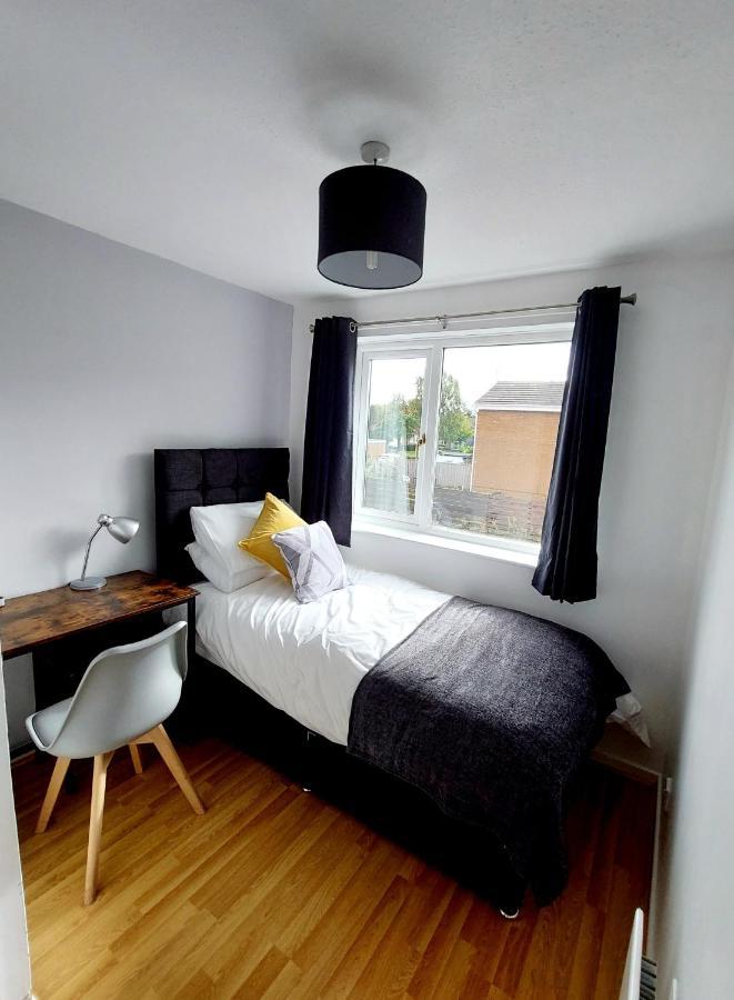 Lancaster House: Serviced 4-bed With Free Wi-fi And Parking *