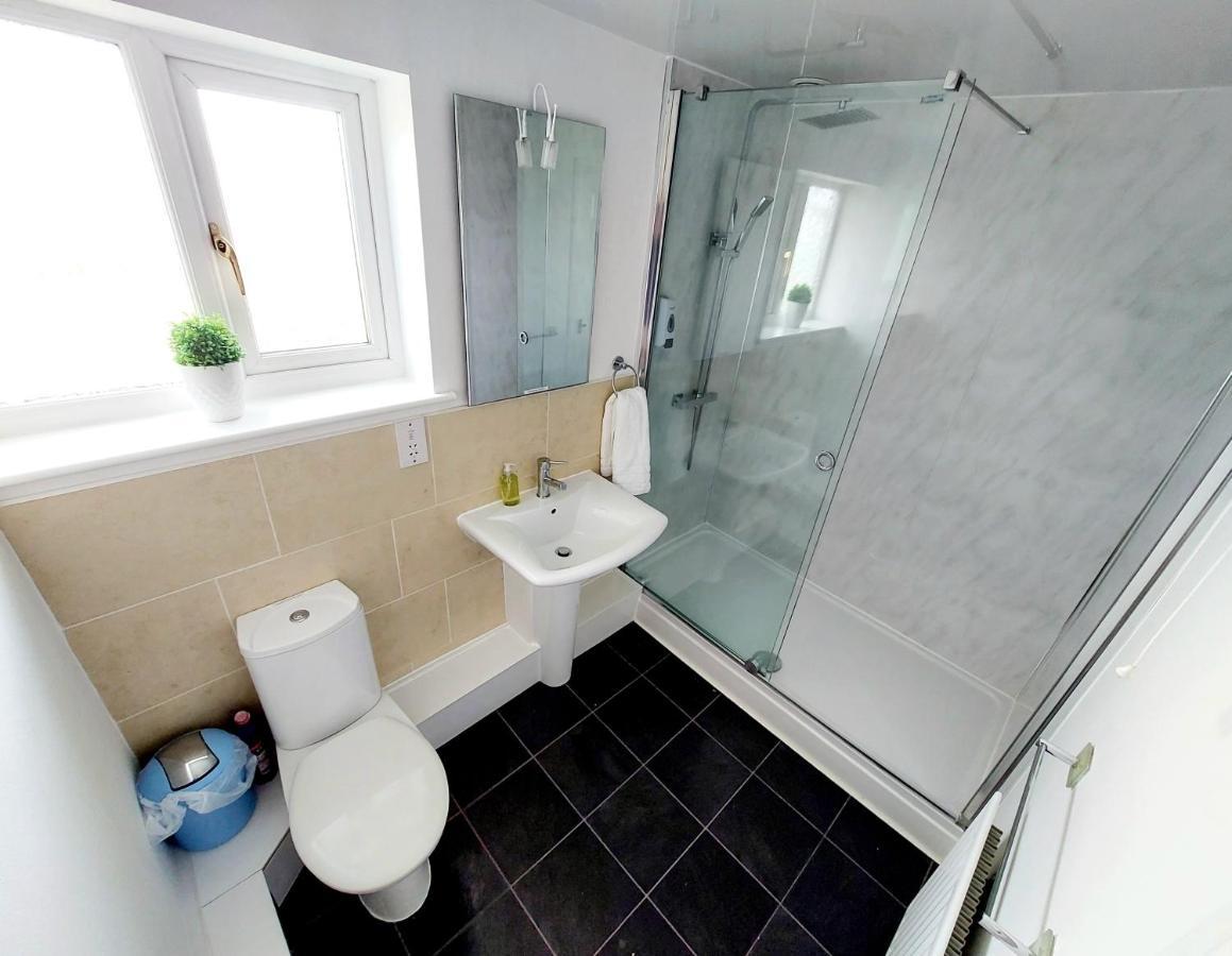 Lancaster House: Serviced 4-bed With Free Wi-fi And Parking Apartment
