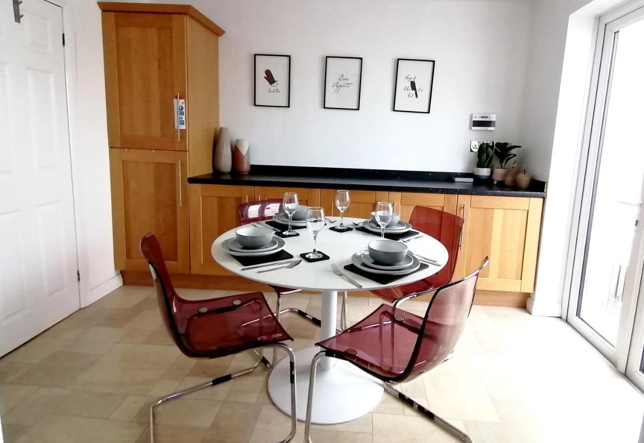 Lancaster House: Serviced 4-bed With Free Wi-fi And Parking *