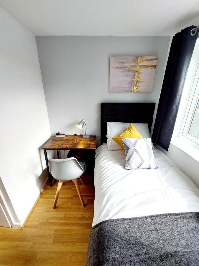 Apartment Lancaster House: Serviced 4-bed With Free Wi-fi And Parking *