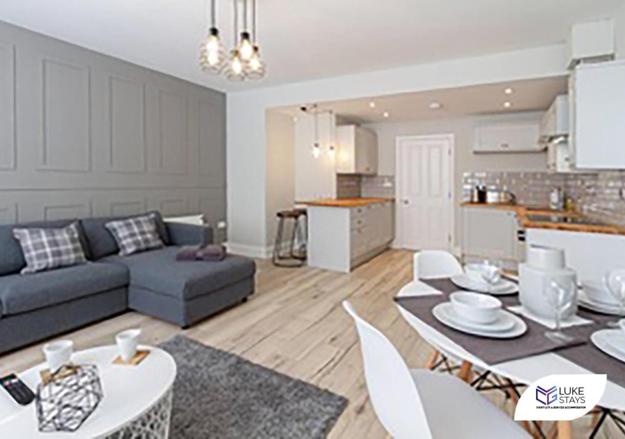 Luke Stays - Heaton Road Apartment *