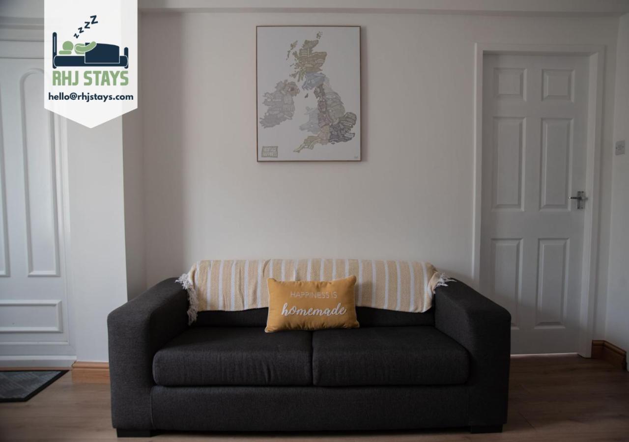 Cottenham - Centre With Free Private Parking 2 Toilets 4 Bedroom Sleeps 8 *