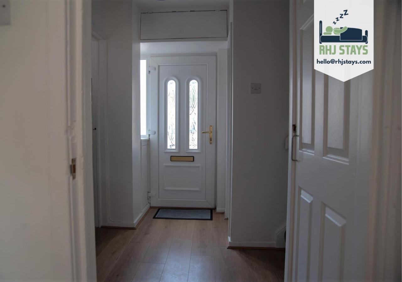Holiday home Cottenham - Centre With Free Private Parking 2 Toilets 4 Bedroom Sleeps 8 *