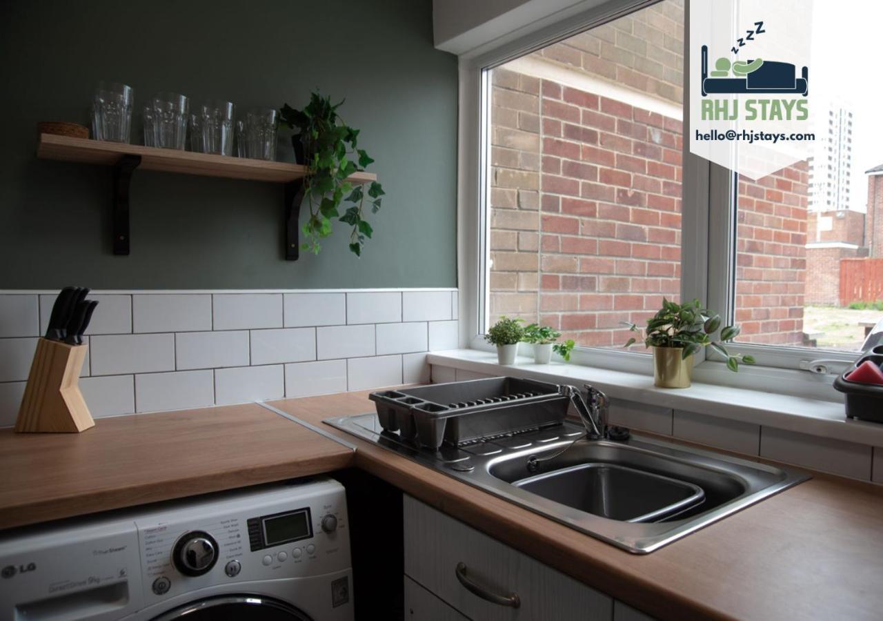 Cottenham - Centre With Free Private Parking 2 Toilets 4 Bedroom Sleeps 8 Holiday home Newcastle upon Tyne