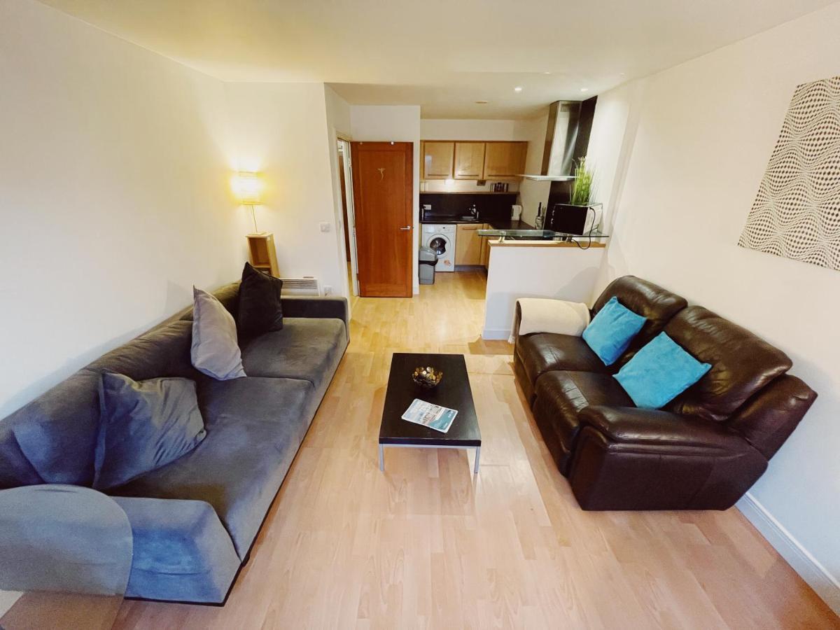Modern Centre Private Parking Space - Sleeps 4