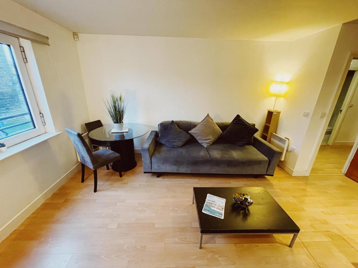 Modern Centre Private Parking Space - Sleeps 4