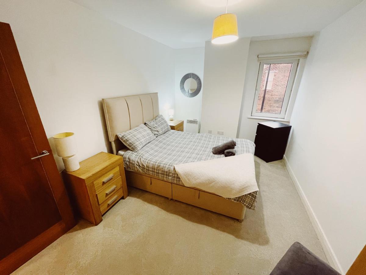 Apartment Modern Centre Private Parking Space - Sleeps 4