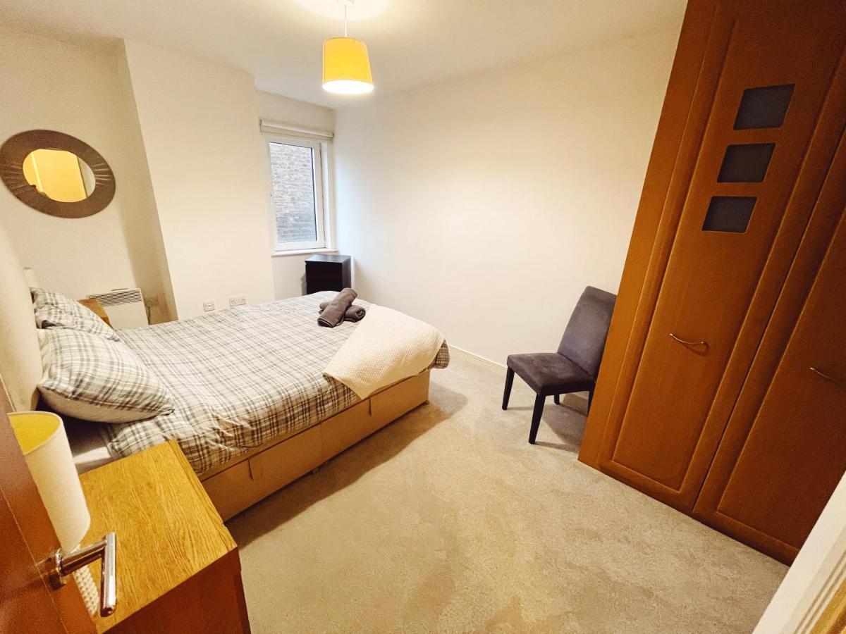 Modern Centre Private Parking Space - Sleeps 4 Apartment