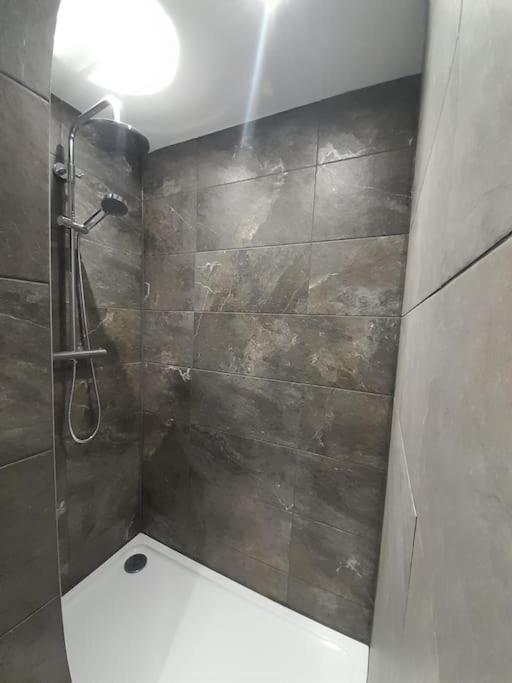 2 Bed Apartment, Near St Park, Free Parking Apartment *