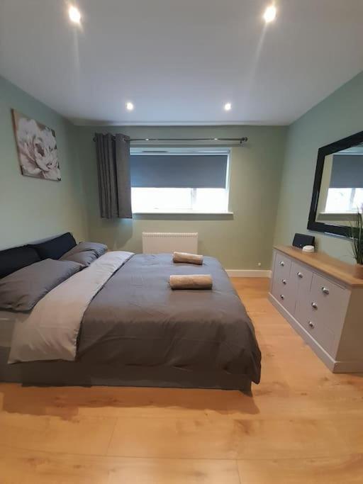 2 Bed Apartment, Near St Park, Free Parking *