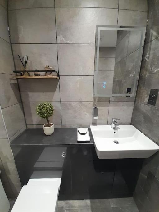 2 Bed Apartment, Near St Park, Free Parking *
