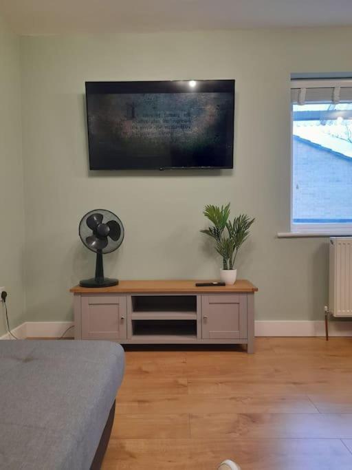 2 Bed Apartment, Near St Park, Free Parking Apartment